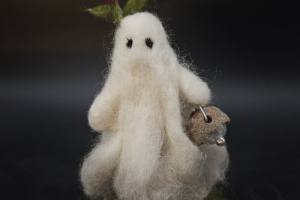 kleiner Geist mit Blume